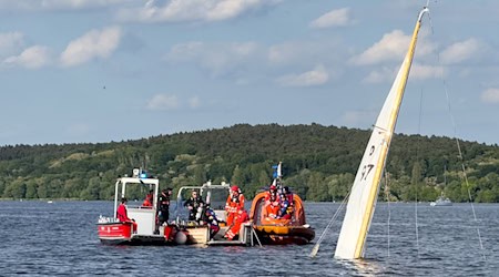 Nach dem Kentern einer Segeljacht drohte ein Unfallopfer zu ertrinken, konnte aber gerettet werden.  / Foto: Michael Kappeler/dpa