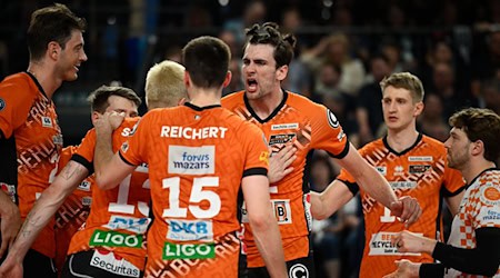 Nahmen die Hürde in Lüneburg: Die BR Volleys. / Foto: Gregor Fischer/dpa