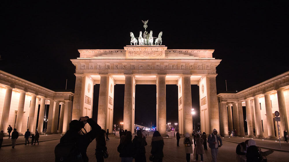 Das Brandenburger Tor soll am Abend in ungewohnten Farben zu sehen sein. (Archivbild) / Foto: Paul Zinken/dpa