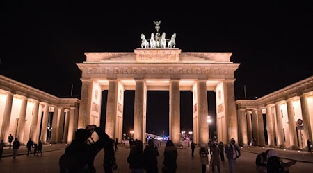 Das Brandenburger Tor soll am Abend in ungewohnten Farben zu sehen sein. (Archivbild) / Foto: Paul Zinken/dpa