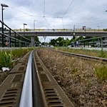 Für die Brücke an der Wuhlheide gilt ab sofort eine Vollsperrung.  / Foto: Jens Kalaene/dpa
