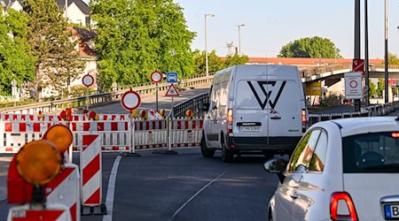 Die Brücke an der Wuhlheide soll abgerissen werden. (Archivfoto) / Foto: Jens Kalaene/dpa