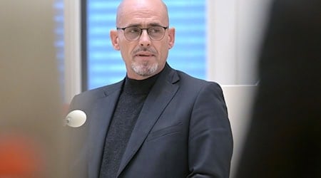 BSW-Fraktionschef Niels-Olaf Lüders fehlen die Gründe bei der Einstufung der AfD im Bund als gesichert rechtsextremistisch. (Archivfoto) / Foto: Michael Bahlo/dpa