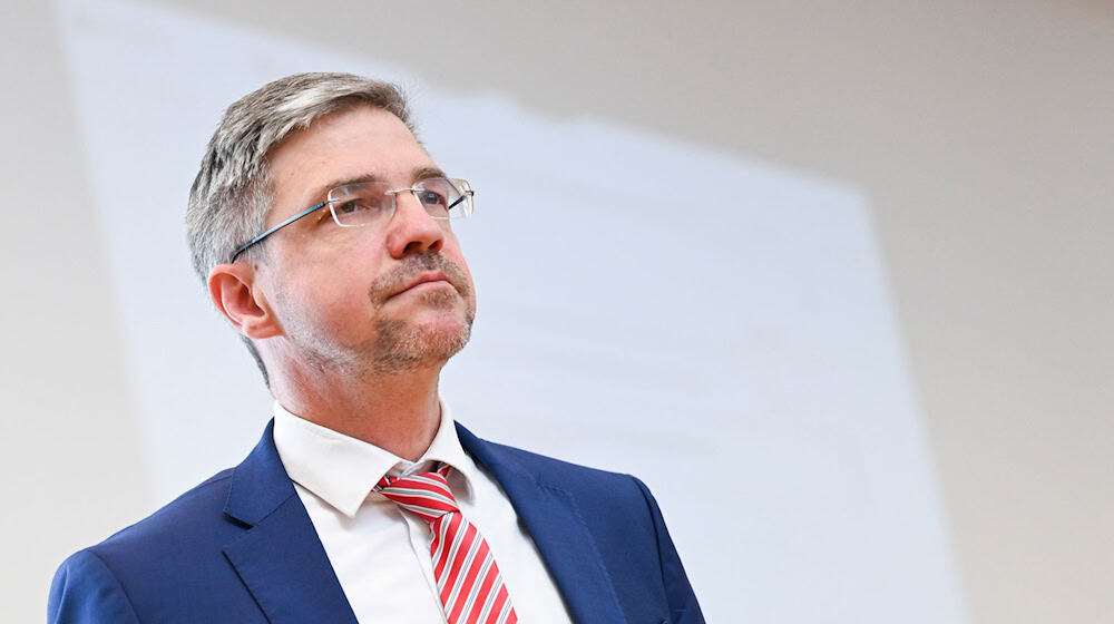 Er bangt an diesem Sonntag um sein Amt: Potsdams Oberbürgermeister Mike Schubert (SPD) kann per Bürgerentscheid abgewählt werden.  / Foto: Jens Kalaene/dpa