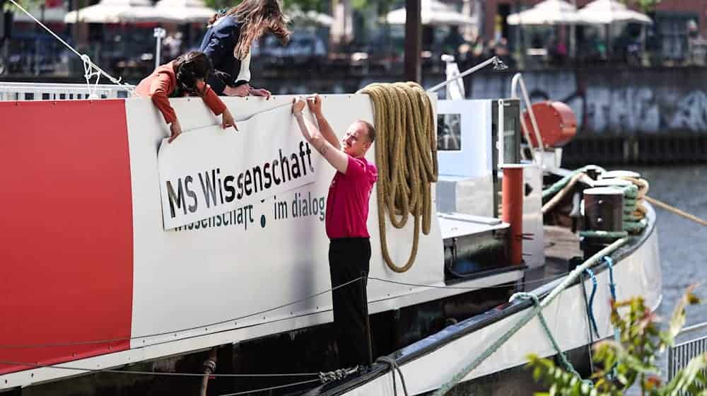 Von Berlin aus soll das Schiff rund 30 Städte ansteuern. / Foto: Hannes P. Albert/dpa