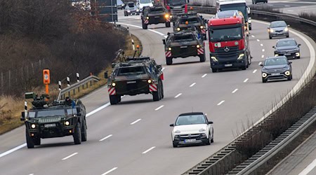 An diesem Wochenende ist erneut ein Bundeswehr-Konvoi durch östliche Bundesländer unterwegs. (Archivbild) / Foto: Klaus-Dietmar Gabbert/dpa