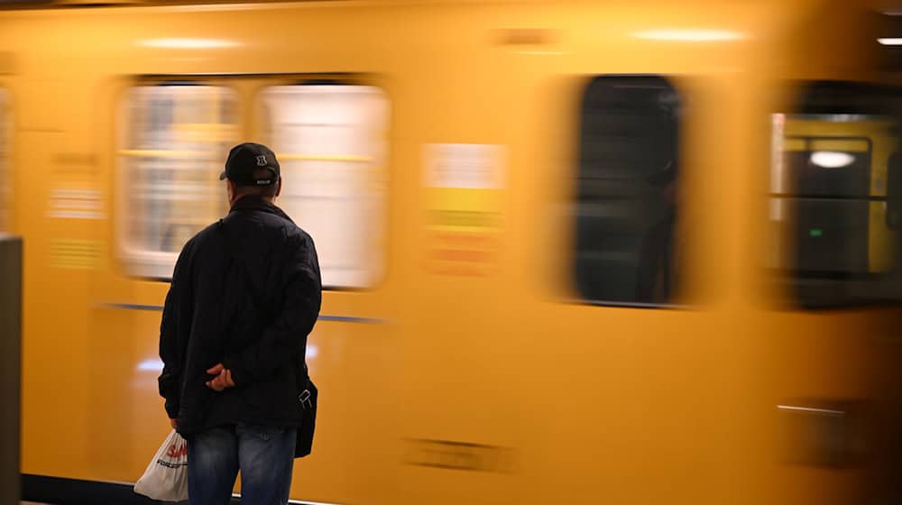 Mithilfe von Wegedaten der Fahrgäste will die BVG Erkenntnisse über die Nutzung ihres Angebots sammeln. (Archivbild) / Foto: Niklas Graeber/dpa