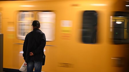 Mithilfe von Wegedaten der Fahrgäste will die BVG Erkenntnisse über die Nutzung ihres Angebots sammeln. (Archivbild) / Foto: Niklas Graeber/dpa