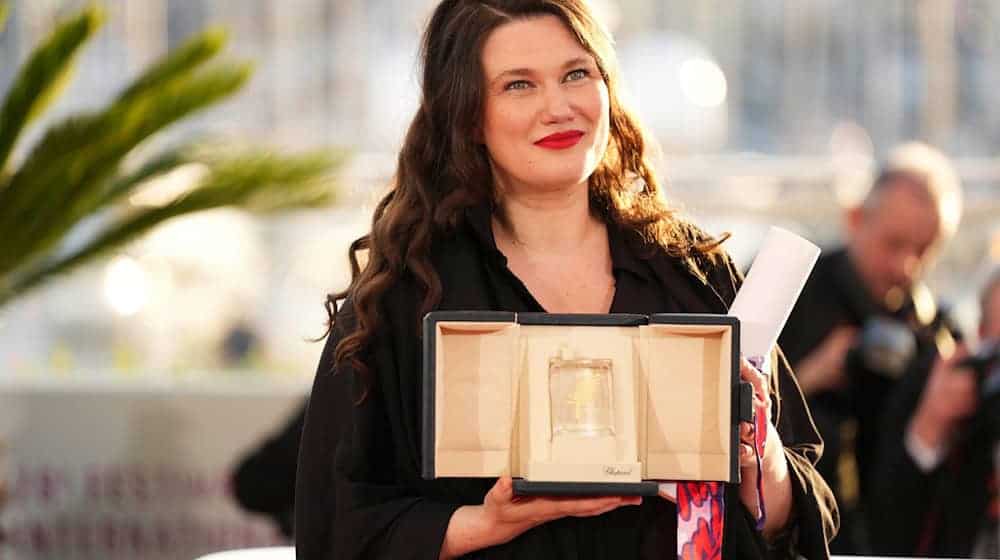 Schilinski teilt sich den Preis mit einem weiteren Regisseur. / Foto: Scott A Garfitt/Invision/AP/dpa