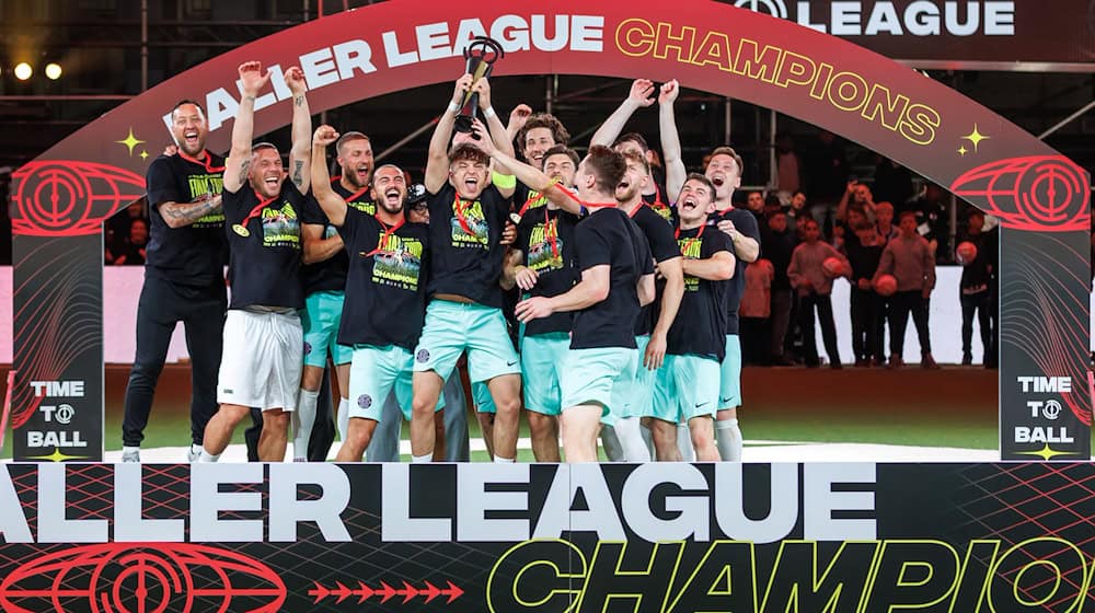 Teammanager Lukas Podolski (2.v.l) und Trainer Julian Schieber (l) gewannen mit dem Team Street United die Baller League in Berlin. / Foto: Andreas Gora/dpa