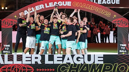 Teammanager Lukas Podolski (2.v.l) und Trainer Julian Schieber (l) gewannen mit dem Team Street United die Baller League in Berlin. / Foto: Andreas Gora/dpa