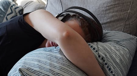 ME/CFS ist eine komplexe Erkrankung, die unter anderem von bleierner körperlicher Schwäche und äußerst geringer Belastbarkeit geprägt ist (Archivbild). / Foto: Mariana Friedrich/dpa