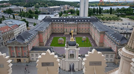 Der Landtag will sich mit der Corona-Pandemie auseinandersetzen. (Symbolbild) / Foto: Monika Skolimowska/dpa