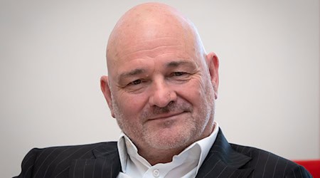 Finanzminister Crumbach hat mit Blick auf DGB-Aussagen sein Unverständnis zum Ausdruck gebracht. (Archivbild) / Foto: Soeren Stache/dpa