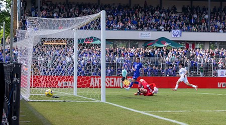 Crosthwaite trifft zum 1:0 für den BFC Dynamo. / Foto: Matthias Koch/dpa