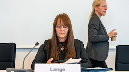Brandenburgs Innenministerin steht wegen der Entlassung des Verfassungsschutzchefs seit vergangener Woche unter Druck. (Archivbild) / Foto: Sören Stache/dpa