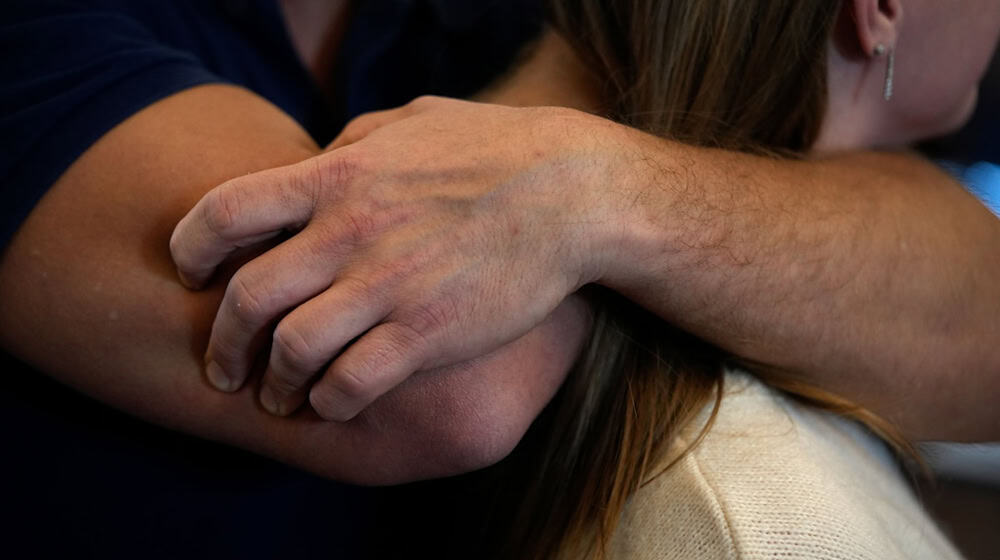  Die Mitarbeiter lernen, wie sie sich in kritischen Situationen mit gewaltbereiten und gewalttätigen Personen verhalten können (Archivbild). / Foto: Maximilian Specht/dpa-Zentralbild/ZB