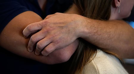  Die Mitarbeiter lernen, wie sie sich in kritischen Situationen mit gewaltbereiten und gewalttätigen Personen verhalten können (Archivbild). / Foto: Maximilian Specht/dpa-Zentralbild/ZB
