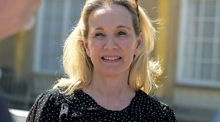Berlins designierte Kultursenatorin Sarah Wedl-Wilson ist über die Einigung mit den Hohenzollern hocherfreut.  / Foto: Michael Bahlo/dpa