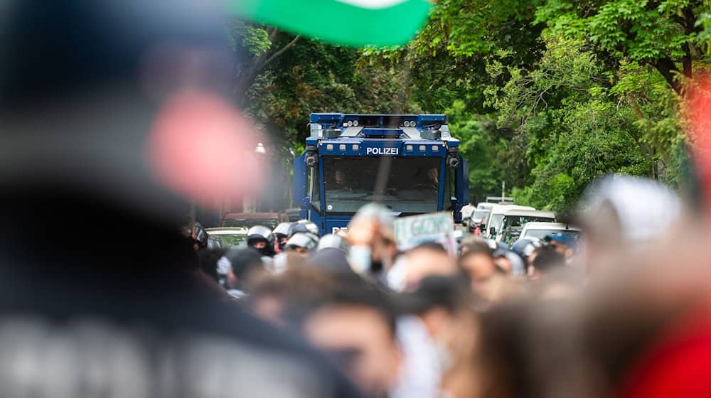 Bei einer propalästinensischen Demonstration anlässlich des Gedenktages Nakba ist es zu Gewalt zwischen Demonstranten und der Polizei gekommen.  / Foto: Christophe Gateau/dpa