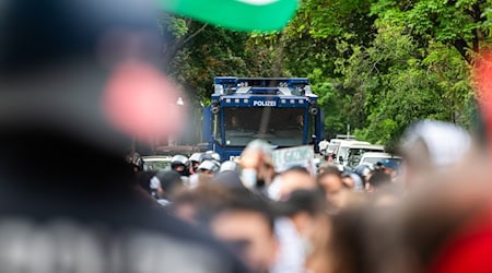 Bei einer propalästinensischen Demonstration anlässlich des Gedenktages Nakba ist es zu Gewalt zwischen Demonstranten und der Polizei gekommen.  / Foto: Christophe Gateau/dpa