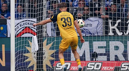 David Kubatta erzielt den Treffer zum 1:1 Ausgleich per Eigentor. / Foto: Friso Gentsch/dpa