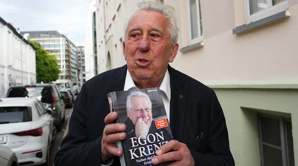Der frühere DDR-Staatsratschef Egon Krenz hat den letzten Band seiner Autobiografie vorgestellt. / Foto: Soeren Stache/dpa