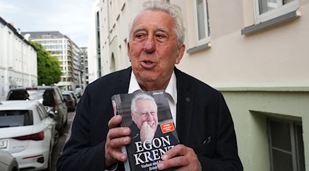 Der frühere DDR-Staatsratschef Egon Krenz hat den letzten Band seiner Autobiografie vorgestellt. / Foto: Soeren Stache/dpa