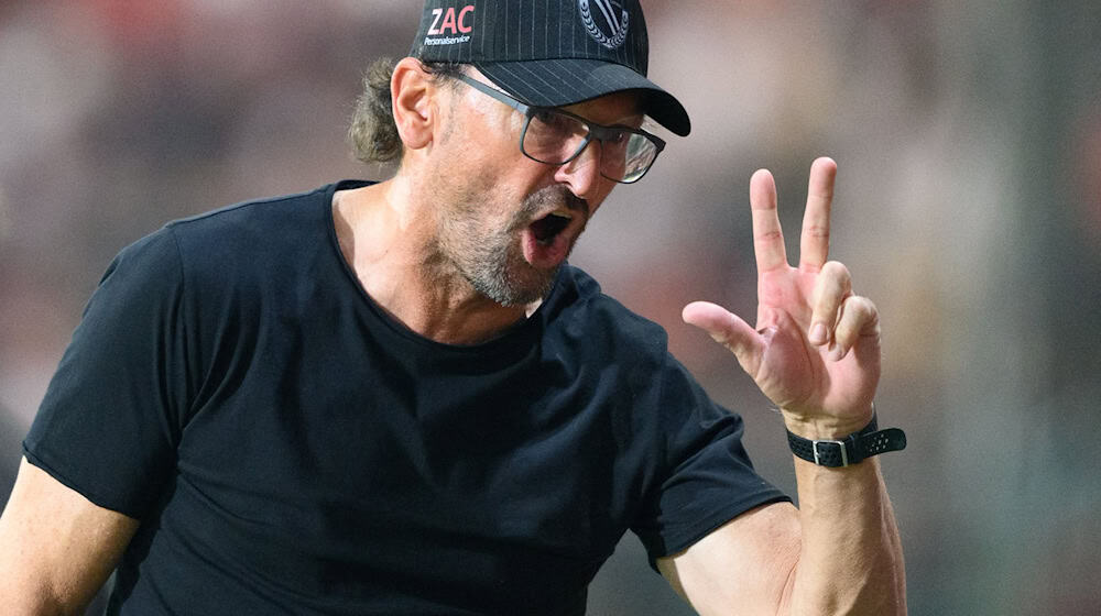 Noch drei Spiele will Trainer Claus-Dieter Wollitz in dieser Saison bestreitet. / Foto: Robert Michael/dpa