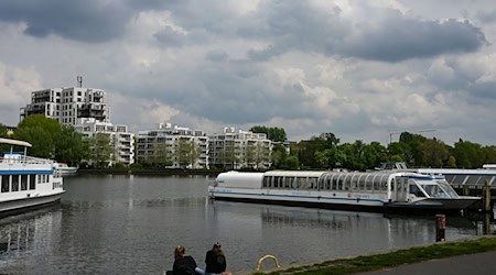 Nach sonnigen Tagen bestimmen heute Wolken, Schauer und Wind das Wetter in der Hauptstadtregion. / Foto: Jens Kalaene/dpa