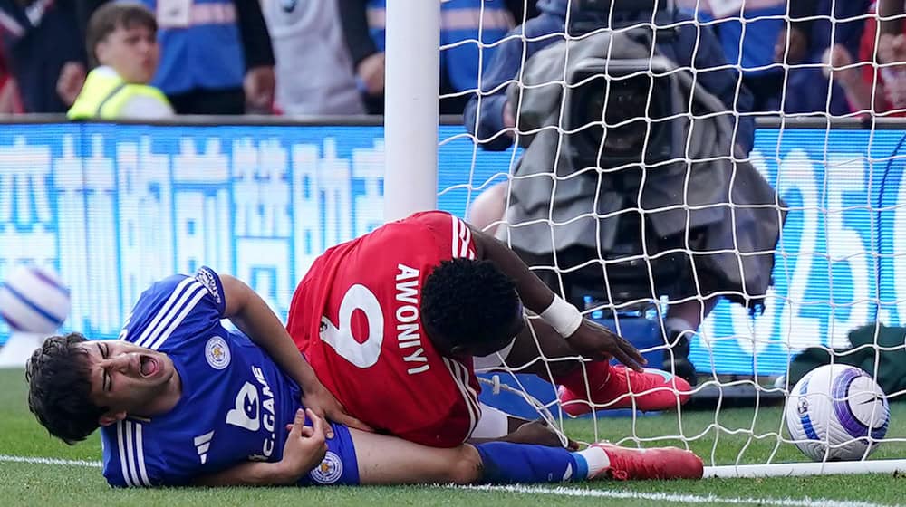 Schmerzhaft: Forest-Stürmer Awoniyi (r) kollidiert im Spiel gegen Leicester City mit dem Pfosten. / Foto: Jacob King/PA Wire/dpa
