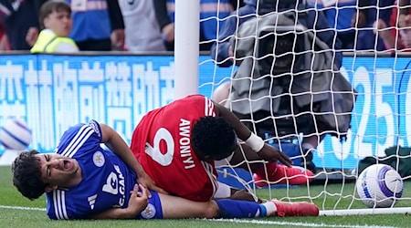 Schmerzhaft: Forest-Stürmer Awoniyi (r) kollidiert im Spiel gegen Leicester City mit dem Pfosten. / Foto: Jacob King/PA Wire/dpa