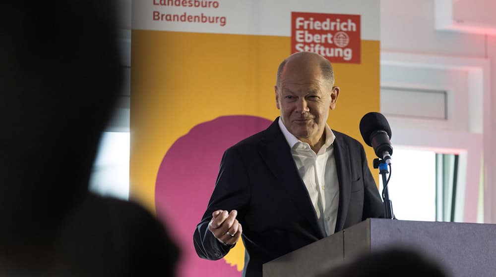 Der frühere Bundeskanzler Olaf Scholz (SPD) wirbt in einer Schule für den Kampf gegen Rechtsextremismus. / Foto: Hannes P. Albert/dpa