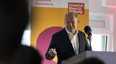 Der frühere Bundeskanzler Olaf Scholz (SPD) wirbt in einer Schule für den Kampf gegen Rechtsextremismus. / Foto: Hannes P. Albert/dpa