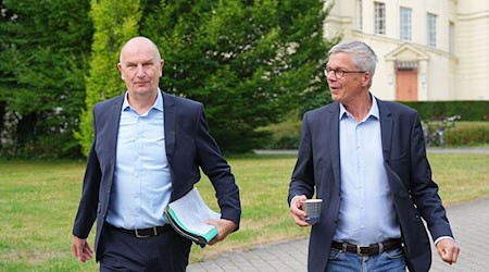 Fast zehn Jahre war Florian Engels (rechts) Regierungssprecher des brandenburgischen Ministerpräsidenten Dietmar Woidke (SPD). (Archivbild) / Foto: Soeren Stache/dpa