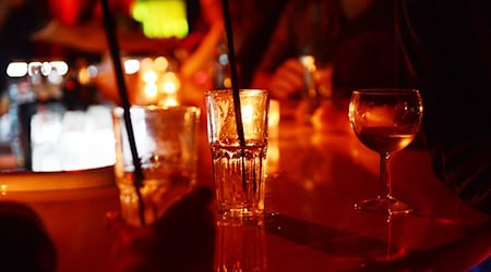 Expertin warnt: K.-o.-Tropfen und hochkonzentrierter Alkohol werden heimlich auch im Bekanntenkreis verabreicht. (Symbolbild) / Foto: Jens Kalaene/dpa-Zentralbild/dpa