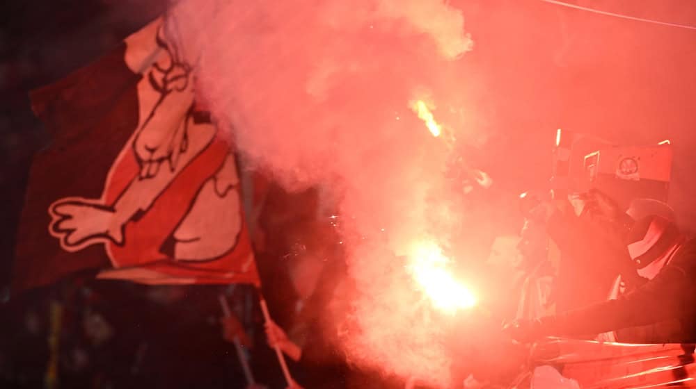 Für von Fans gezündete Pyrotechnik unter anderem im DFB-Pokalspiel gegen den 1. FC Köln muss Bayer Leverkusen zahlen. / Foto: Federico Gambarini/dpa