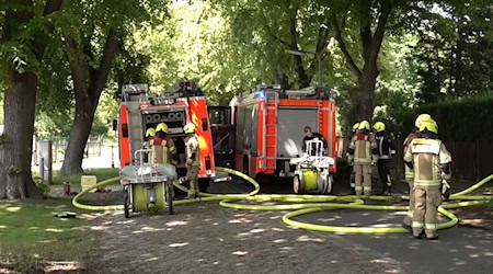 Bei dem Feuer in einem Haus in Berlin-Staaken kam ein Mann ums Leben. / Foto: Sven Käuler/dpa