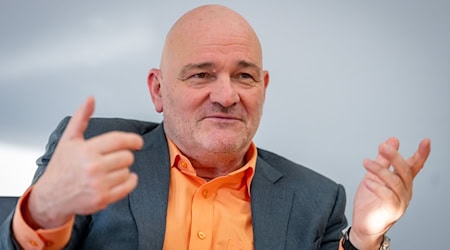 Finanzminister Crumbach sieht mit Blick auf die Steuerschätzung keinen weiteren Spielraum für den Haushaltsentwurf. (Archiv) / Foto: Soeren Stache/dpa