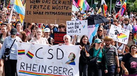 Der CSD in Rheinsberg fand am Samstag bereits zum zweiten Mal statt. / Foto: Carsten Koall/dpa