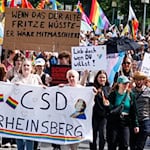 Der CSD in Rheinsberg fand am Samstag bereits zum zweiten Mal statt. / Foto: Carsten Koall/dpa