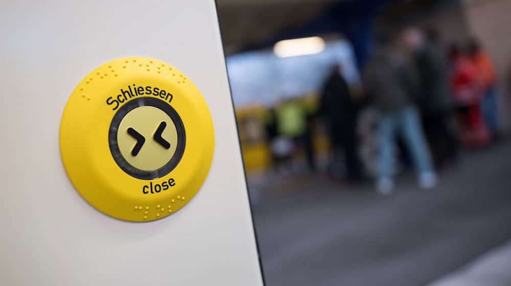 Ab diesem Donnerstag droht ein Strafgeld, wenn man in den Fahrzeugen der BVG die Türen offen hält. (Archivbild) / Foto: Sebastian Christoph Gollnow/dpa