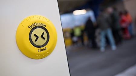 Ab diesem Donnerstag droht ein Strafgeld, wenn man in den Fahrzeugen der BVG die Türen offen hält. (Archivbild) / Foto: Sebastian Christoph Gollnow/dpa