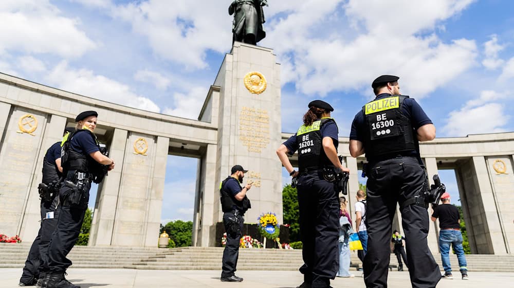 Die Polizei sichert das Sowjetische Ehrenmal im Berliner Tiergarten beim Gedenken 2024.  / Foto: Christoph Soeder/dpa