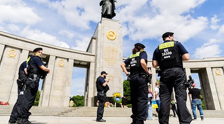 Die Polizei sichert das Sowjetische Ehrenmal im Berliner Tiergarten beim Gedenken 2024.  / Foto: Christoph Soeder/dpa