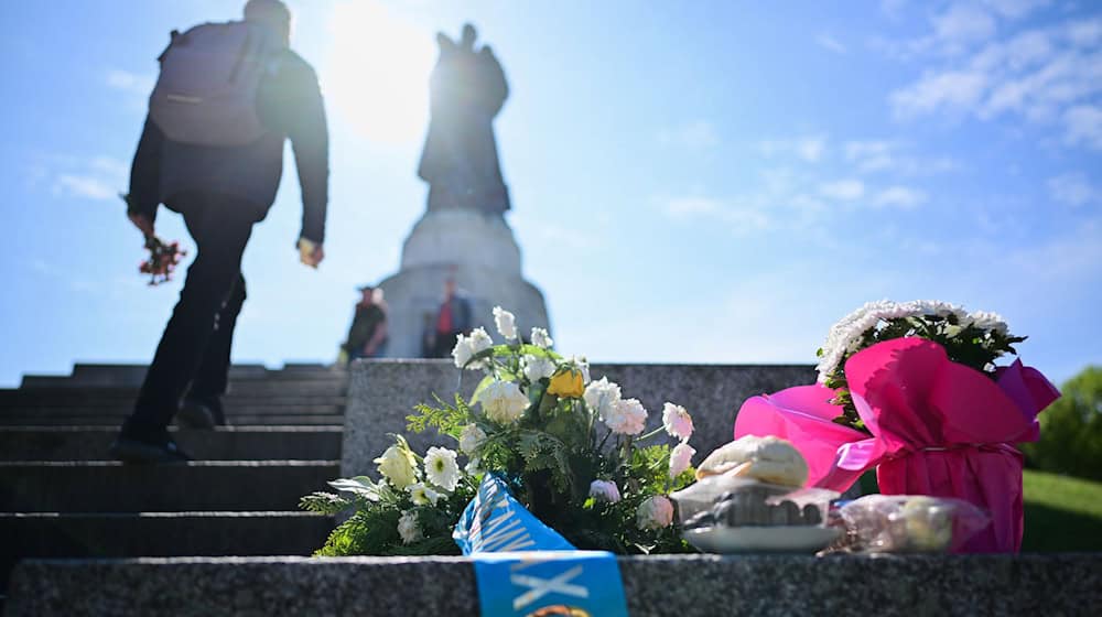 Am Sowjetischen Ehrenmal in Treptow gedachten am 8. Mai viele Menschen des Kriegsendes 1945. / Foto: Sebastian Christoph Gollnow/dpa