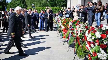 Der russische Botschafter Netschajew legt am Sowjetischen Ehrenmal in Berlin-Tiergarten einen Kranz nieder. / Foto: Bernd von Jutrczenka/dpa