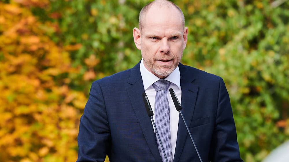 Der Historiker Axel Drecoll sieht in der Erinnerungsarbeit einen wichtigen Beitrag zur Wahrung der Demokratie heute. (Archivbild) / Foto: Annette Riedl/dpa