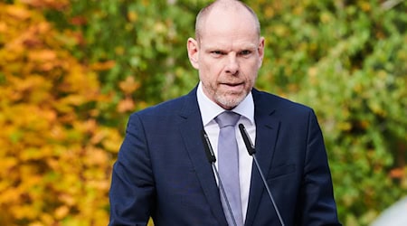 Der Historiker Axel Drecoll sieht in der Erinnerungsarbeit einen wichtigen Beitrag zur Wahrung der Demokratie heute. (Archivbild) / Foto: Annette Riedl/dpa