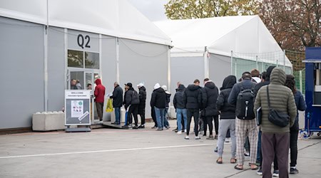 Künftig sollen weniger Geflüchtete auf dem Gelände des ehemaligen Flughafens Tegel untergebracht werden. (Archivfoto)  / Foto: Christophe Gateau/dpa